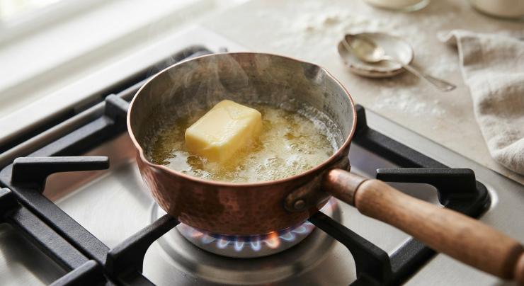 Per prima cosa occorre preparare il cosiddetto roux, ossia il composto che servirà a far addensare la besciamella. Per ottenerlo fate sciogliere il burro in un pentolino a fuoco basso, aggiungete le farina e mescolate energicamente con un cucchiaio di legno per evitare che si formino grumi e per non far attaccare il composto al fondo della pentola.