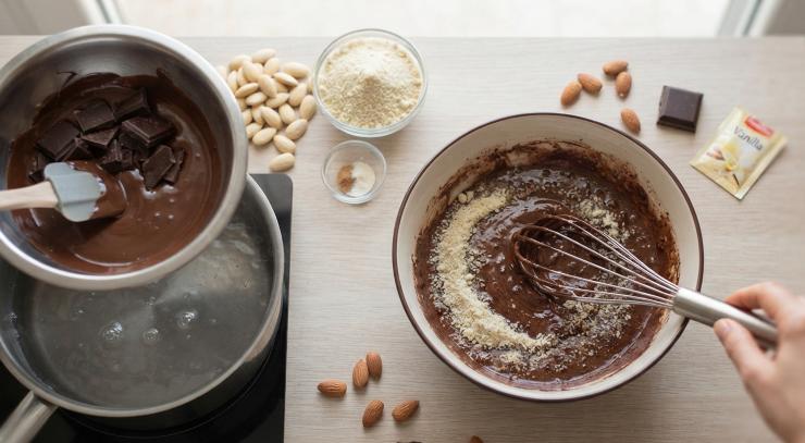 Tagliate a pezzetti il cioccolato fondente e scioglietelo a bagnomaria. Con l’aiuto di un frullatore tritate le mandorle e amalgamatele al cioccolato fuso insieme alla vanillina.