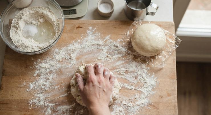 Per preparare la pasta sfoglia bisogna anzitutto formare il “pastello” amalgamando 350 grammi di farina, sale e acqua fredda quanto basta a formare un impasto compatto ed omogeneo. Avvolgetelo nella pellicola da cucina e lasciatelo riposare per circa mezz’ora in frigorifero o in altro luogo fresco. Nel frattempo bisogna preparare il “panetto” amalgamando la farina rimasta con il burro tagliato a pezzettini. Una volta ottenuto un impasto omogeneo avvolgetelo nella pellicola da cucina e lasciatelo riposare per circa mezz’ora in frigorifero.