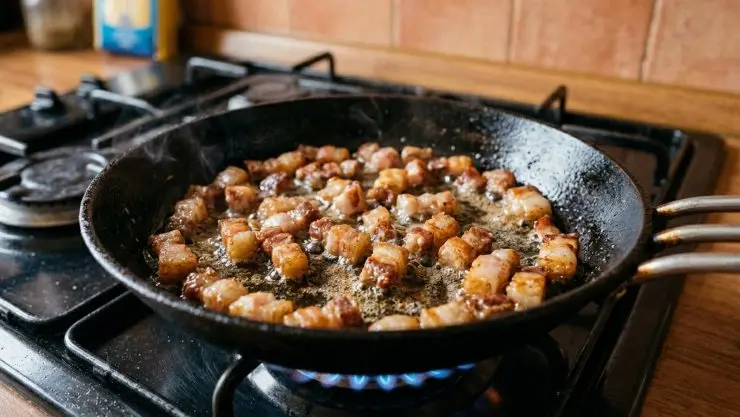 Nel frattempo versate un filo di olio in una padella e fate soffriggere per qualche minuto il guanciale tagliato a dadini, fino a quando non diventa croccante.