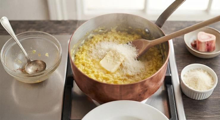 Una volta che il riso è cotto, a fuoco spento, mantecate con il burro rimasto e con il formaggio grattugiato. Lasciare riposare per un minuto il risotto e servitelo accompagnato da altro formaggio grattugiato messo in superficie.