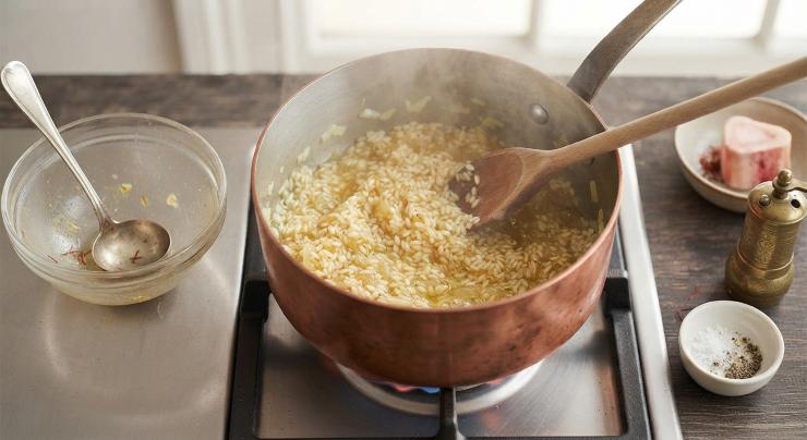 Unite il riso, fatelo tostare e sfumate con il vino bianco. Una volta che il vino è evaporato versate due mestoli di brodo e portate a cottura il riso, aggiungendo poco per volta altro brodo quando il fondo tende ad asciugarsi troppo. Qualche minuto prima della fine della cottura aggiustate di sale e di pepe.