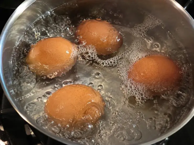 Ponete le uova in un pentolino, riempite di acqua fino a coprirle e fate bollire per 8-10 minuti (il tempo deve essere calcolato da quando l’acqua inizia a bollire). Una volta trascorso il tempo indicato, ponetele sotto l’acqua fredda corrente in modo tale da farle raffreddare bene.