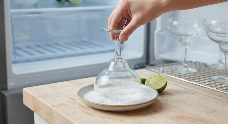 Prendete una coppa Margarita, bagnate il bordo con uno spicchio di limone, rovesciatela ed appoggiatela in un piattino in cui avrete messo del sale. Mettetela in freezer.