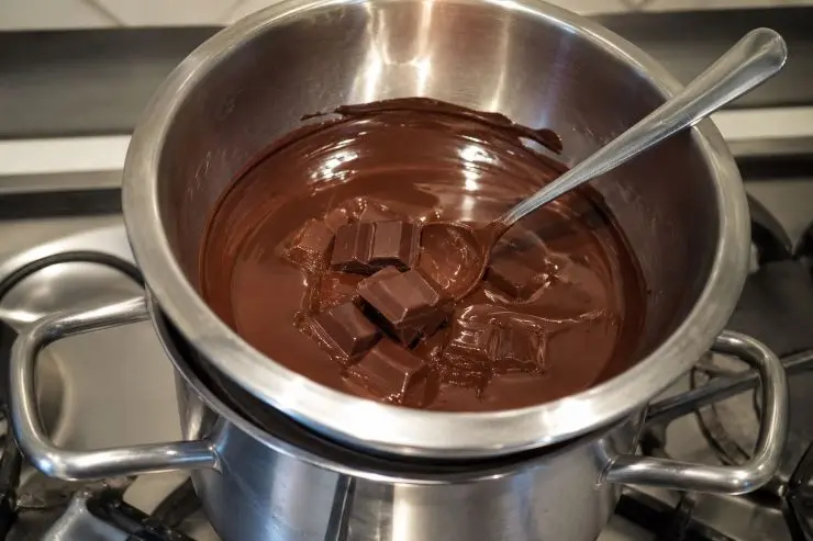 Sciogliete il cioccolato fondente a bagnomaria, aggiungete il burro e amalgamate bene il tutto.