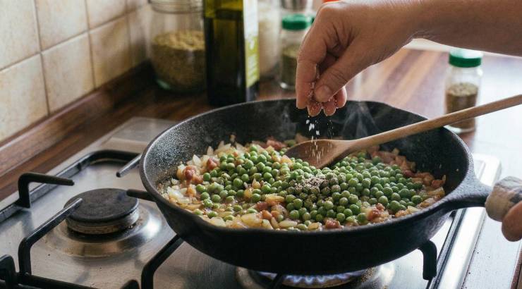 Fate cuocere fino a quando i piselli risultano teneri, se utilizzate quelli precotti in scatola bastano pochissimi minuti, mentre servono circa 10-15 minuti per per quelli congelati o freschi. Poco prima della fine della cottura regolate di sale e di pepe. Una volta che i piselli sono cotti, aggiungete il prezzemolo fresco tritato finemente, girate bene il tutto, spegnete il fuoco e servite caldi o tiepidi.