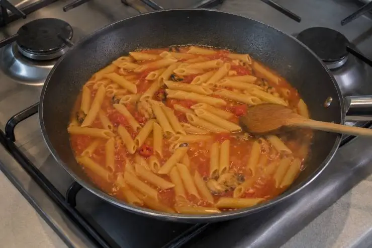Accendete il fuoco e, mantenendo la fiamma medio alta, iniziate a mescolare e continuate finchè la pasta si sarà ben amalgamata a tutto il condimento. Quindi spegnete il fuoco, distribuite nei piatti e servite subito in tavola.