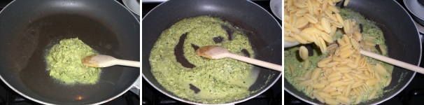 Mettete nella padella il pesto e accendete il fuoco a fiamma dolce. Fate stemperare il pesto con l’acqua bollente mescolando con un cucchiaio di legno e poi versateci dentro gli gnocchetti sardi.