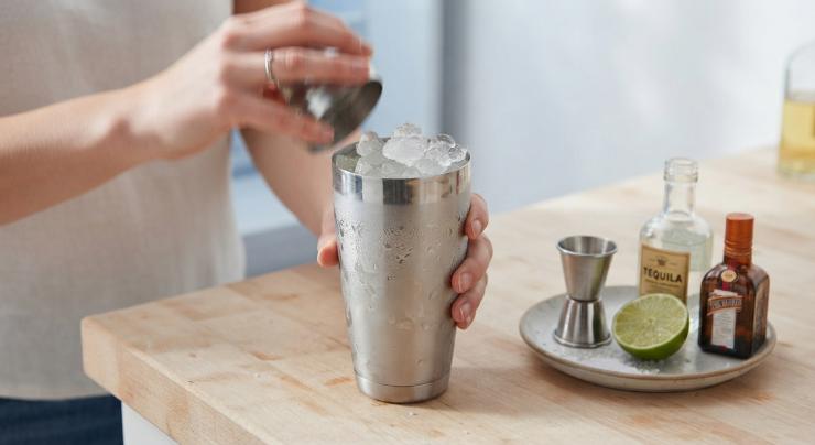 Mettete il ghiaccio spezzettato nello shaker, versate la Tequila, il Cointreau e il succo di lime. Shakerate bene fino a quando lo shaker non risulta ben ghiacchiato.