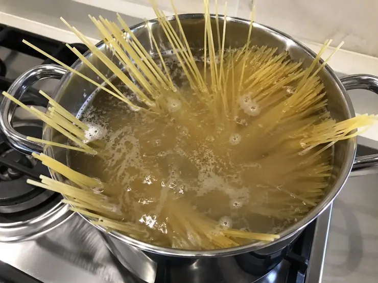 Mettete sul fuoco una pentola di acqua salata in cui farete cuocere gli spaghetti.