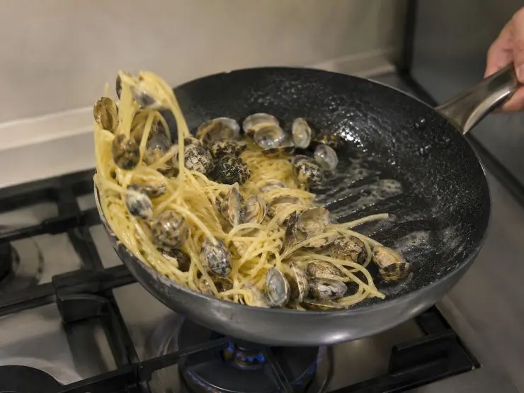 Quando le vongole saranno aperte scolate gli spaghetti e fateli saltare in padella con queste per un paio di minuti, poi siete pronti per impiattare