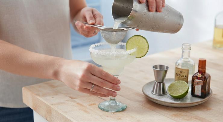 Prendete la coppa Margarita e versate al suo interno il contenuto dello shaker filtrato, facendo ben attenzione a non rovinare il bordo di sale. Decorate con una fettina di lime e servite.