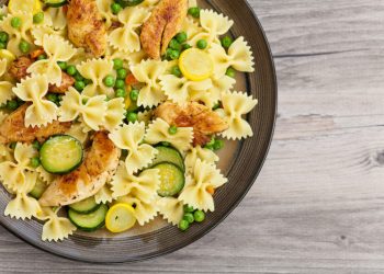 farfalle con pollo, zucchine e piselli