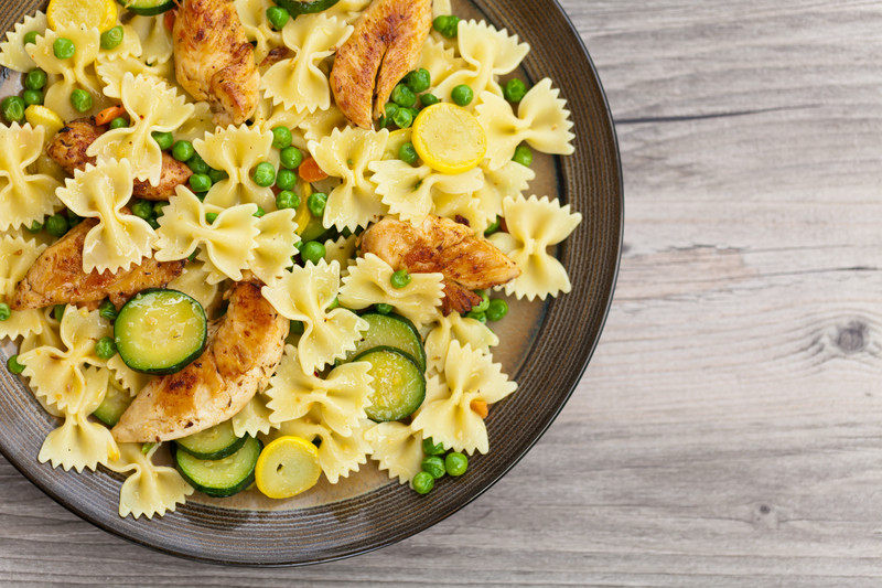 farfalle con pollo, zucchine e piselli