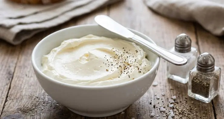 In una ciotolina versate il formaggio spalmabile e lavoratelo con l’aiuto di una forchetta. Aggiungete qualche goccia di succo di limone, senza esagerare, un pizzico di sale e un’abbondante spolverata di pepe. Mescolate bene il tutto.