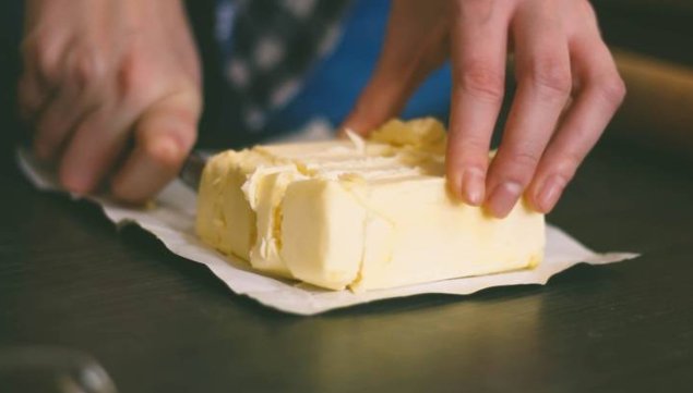 In una ciotola capiente ponete circa 70 grammi di burro. Con uno schiacciapatate o un passaverdure riducete le patate in una purea, facendo cadere il composto così ottenuto all’interno della ciotola con il burro. Salate e pepate, aggiungete le uova, il prosciutto a dadini o a listarelle, la provola a dadini e il formaggio grattugiato. Mescolate bene.