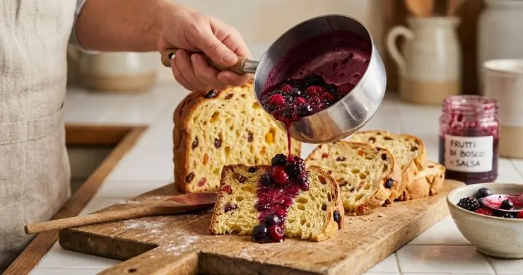 Tagliate il panettone a fette e disponetene una in ciascun piatto, dopodiché versate su ciascuna fetta un cucchiaio di salsa ai frutti di bosco.