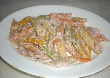 penne colorate con panna e prosciutto