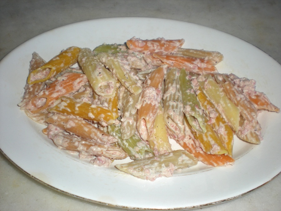 penne colorate con panna e prosciutto