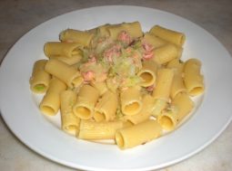 rigatoni con verza e salmone