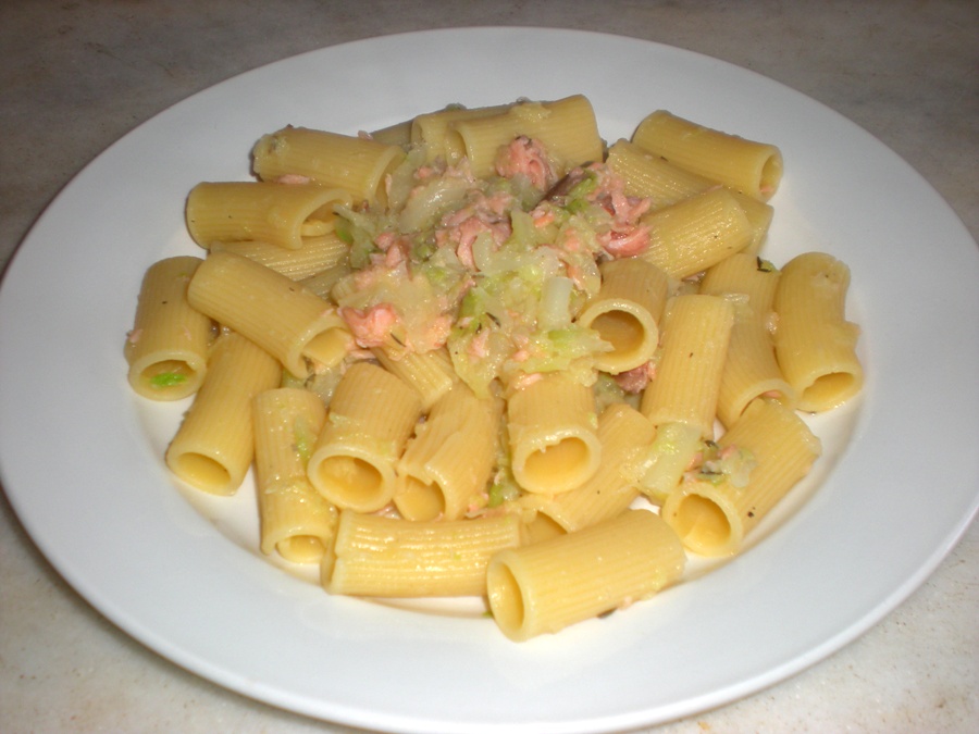 rigatoni con verza e salmone