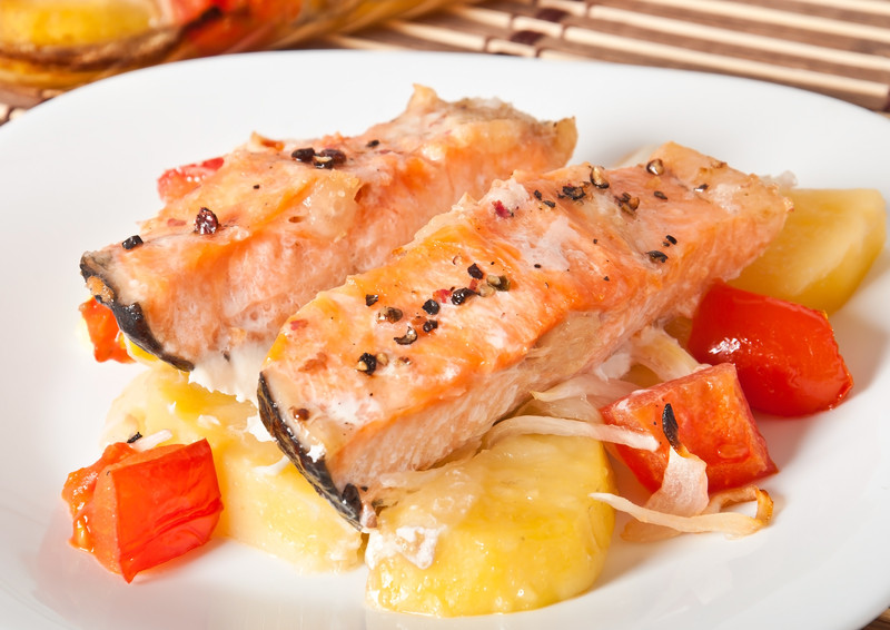 salmone con patate e pomodori