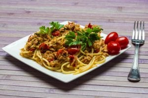 spaghetti con tonno e pomodorini