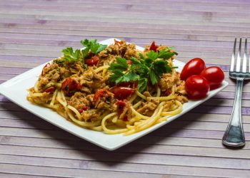 spaghetti con tonno e pomodorini