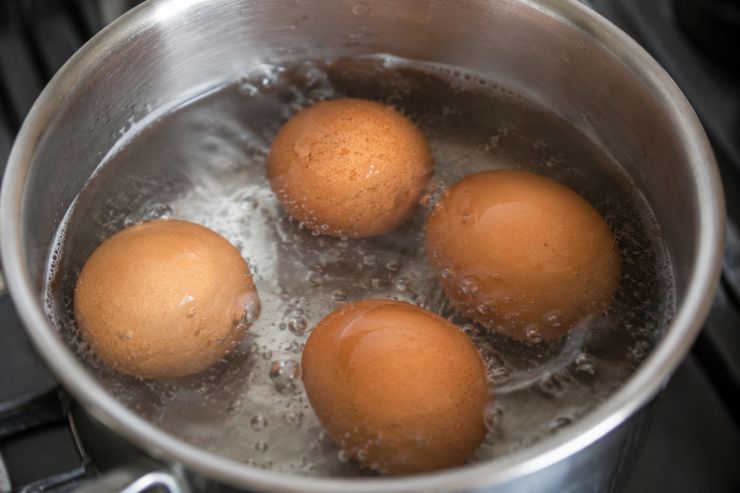 Lavate le uova sotto acqua corrente e mettetele in un pentolino. Riempitelo di acqua fino a superare la superficie delle uova e mettetelo sul fuoco. Fate cuocere per sette minuti da quando l’acqua inizia a bollire. Per le uova di quaglia, invece, bastano quattro minuti da quando l’acqua inizia a bollire. Una volta che le uova sono cotte mettetele sotto l’acqua corrente del rubinetto in modo tale da farle raffreddare velocemente, dopodichè sgusciatele.&nbsp;