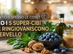 Composizione di super-cibi per proteggere il cervello: mirtilli, noci, verdure a foglia verde e cioccolato fondente su un tavolo in legno.
