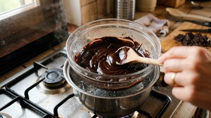 Tagliate a pezzetti il cioccolato e fatelo fondere a bagnomaria aggiungendo due cucchiai di acqua.