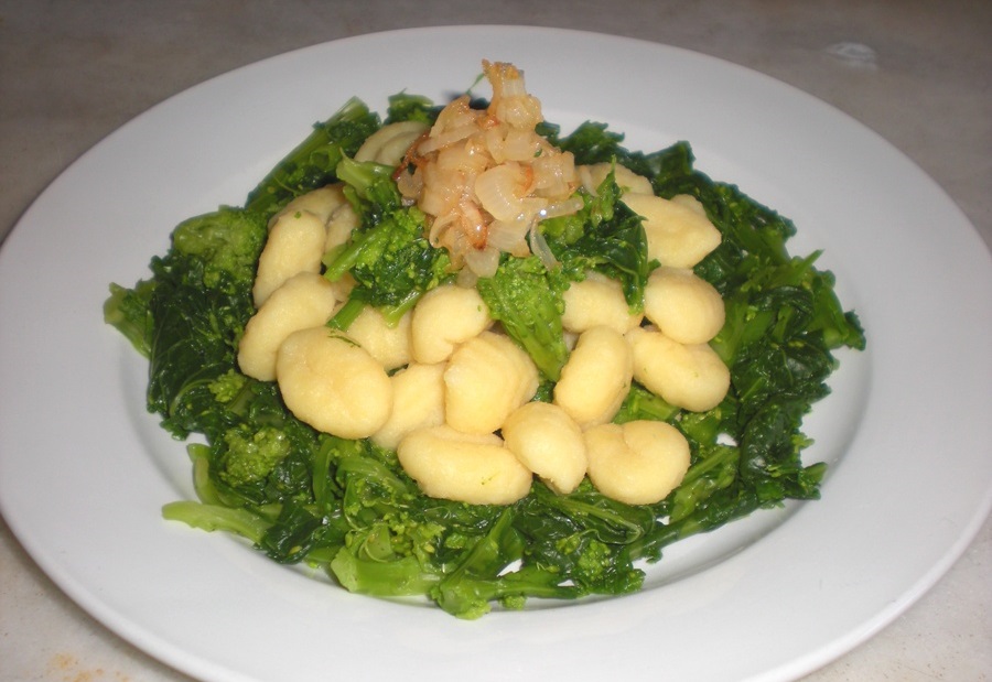 gnocchi con friarielli e cipolla