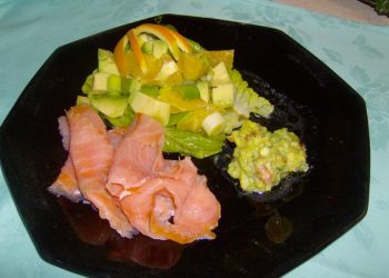 insalata di arance e avocado con salmone affumicato