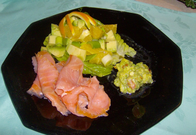 insalata di arance e avocado con salmone affumicato