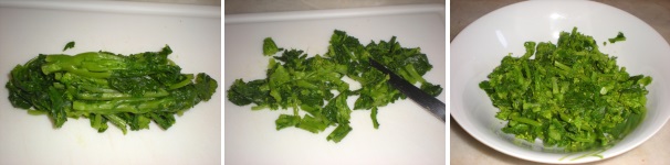 Nel frattempo mettete su di un tagliere le cime di broccoletti di rapa lessate per 10 minuti in acqua bollente salata e poi lasciate scolare bene.Tagliatele a pezzetti e trasferitele dentro ad un’insalatiera.