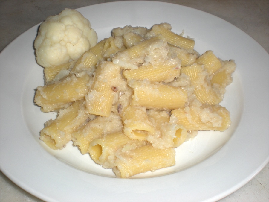 rigatoni con crema di cavolfiori e acciughe