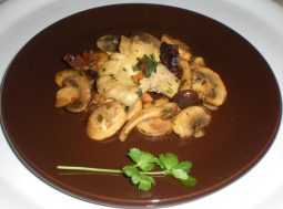 funghi trifolati con pomodori secchi