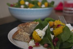 insalata con zucca, spinaci e formaggio di capra insalata con zucca, spinaci e formaggio di capra