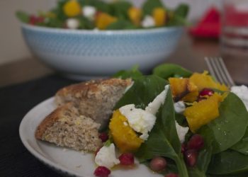 insalata con zucca, spinaci e formaggio di capra