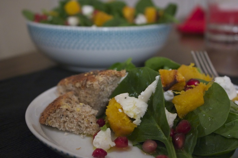 insalata con zucca, spinaci e formaggio di capra