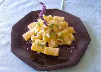 pasta con cavolfiore salsiccia zafferano