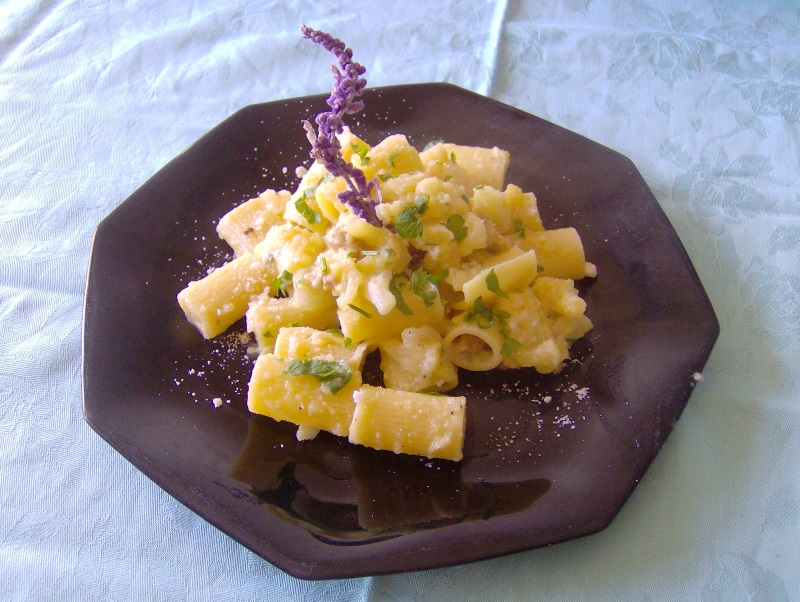 pasta con cavolfiore salsiccia zafferano