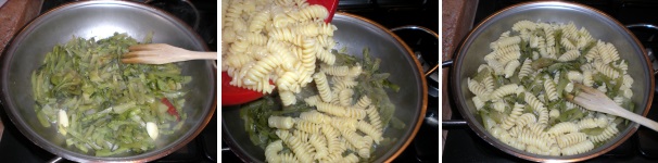 Dopo 15 minuti di cottura le puntarelle saranno pronte. Quindi scolate la pasta e versatela nella casseruola con la verdura. Mescolate facendo insaporire ed amalgamare la pasta al condimento.