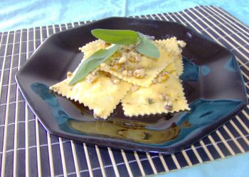 ravioli di zucca e ricotta con salsa alle noci