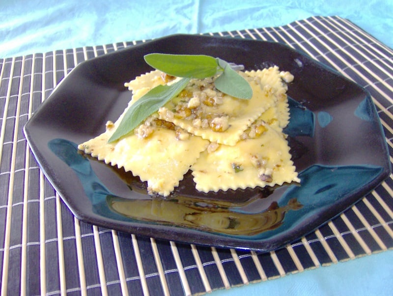 ravioli di zucca e ricotta con salsa alle noci