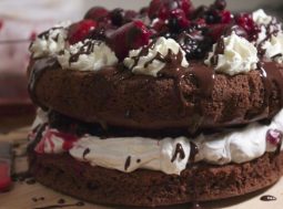 torta cioccolato con frutti rossi