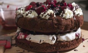 torta cioccolato con frutti rossi torta cioccolato con frutti rossi