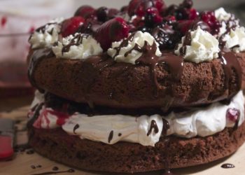 torta cioccolato con frutti rossi