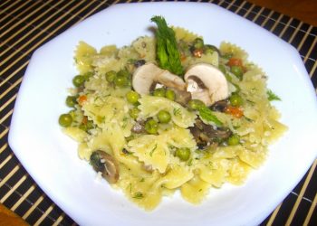 Farfalle con piselli e funghi