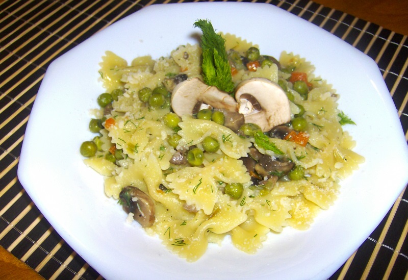 Farfalle con piselli e funghi